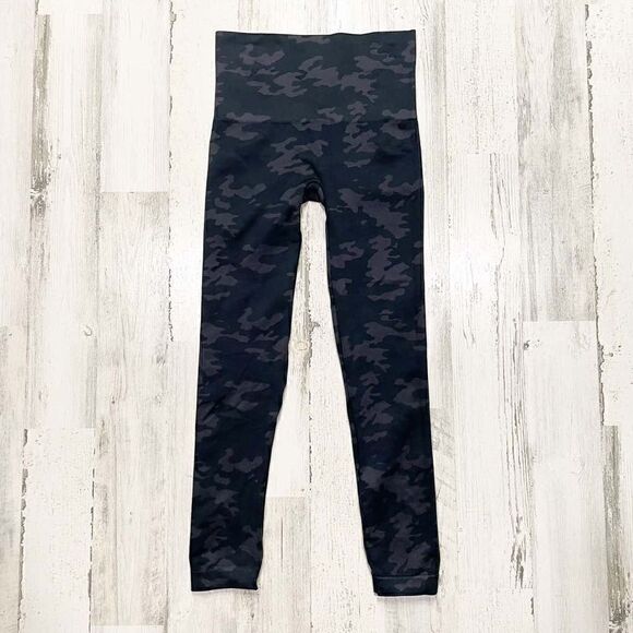 Spanx Look at Me Now Seamless Cropped Leggings Black Camo Size M - Picture 3 of 4